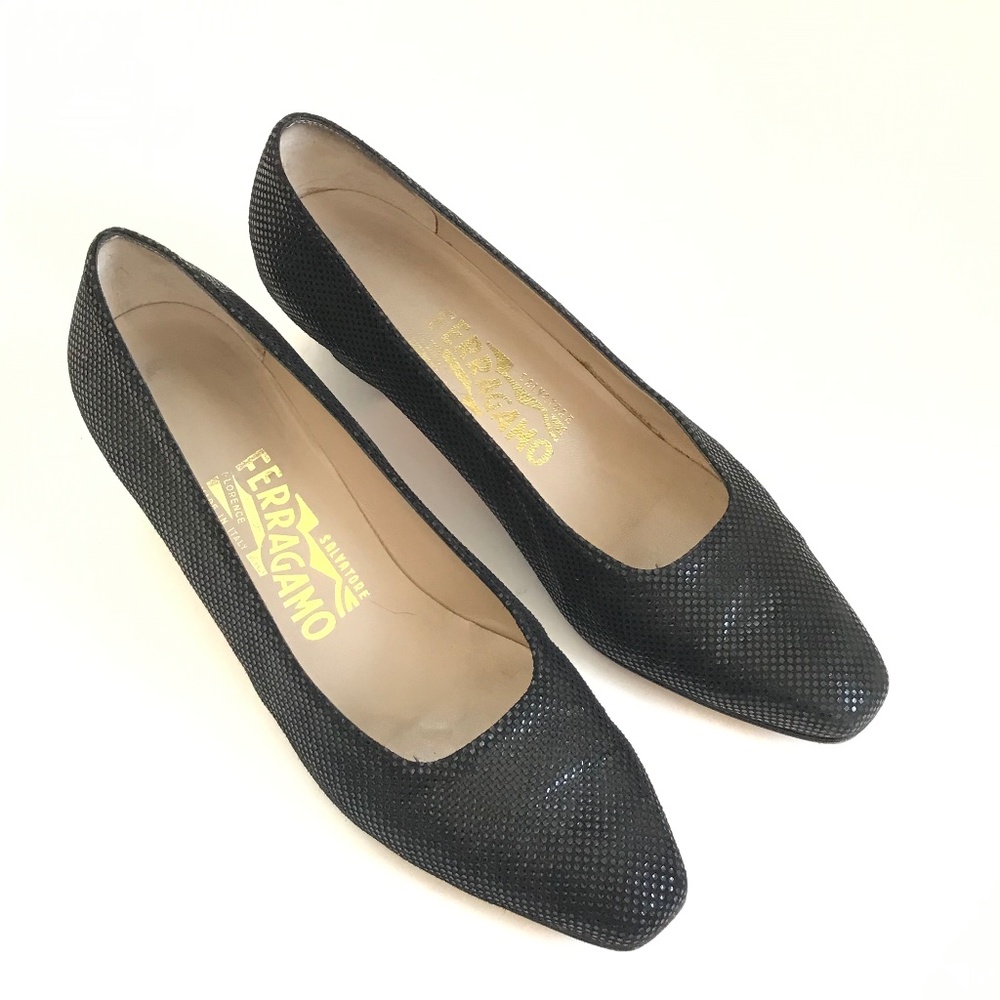 SALVATORE FERRAGAMO Women's Black Suede Pump Nero Pebble Size 7